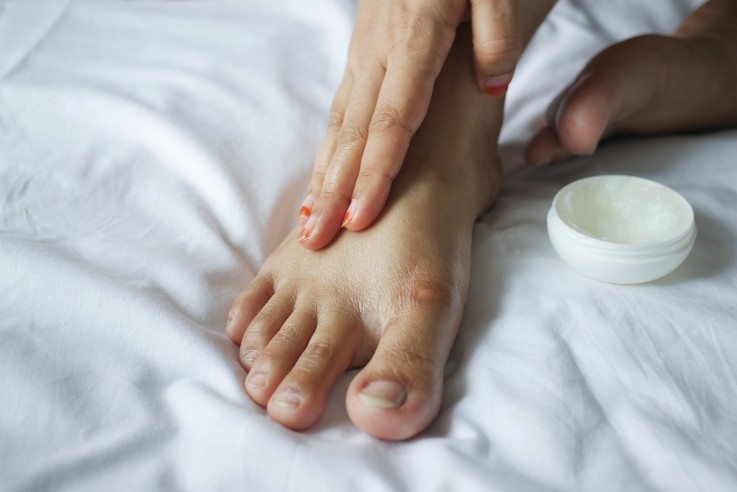 Does Vaseline Help Wrinkles? What Exactly Does It Do for the Skin? 4