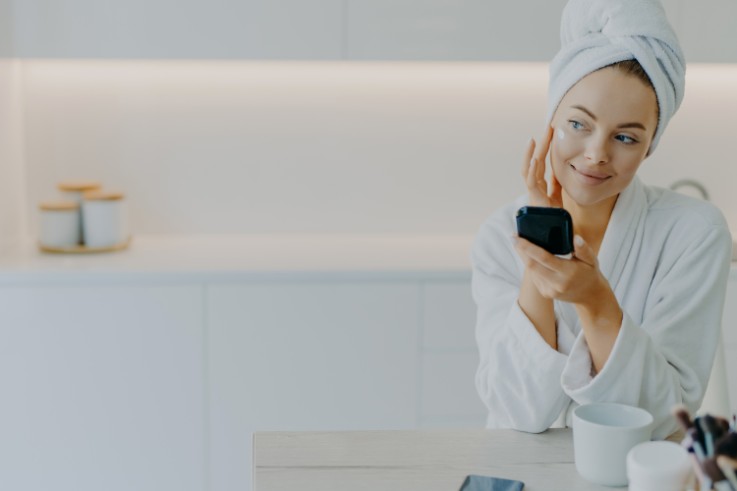 Does Vaseline Help Wrinkles? What Exactly Does It Do for the Skin? 2